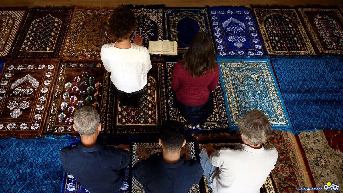 بدعت عجیب در دین؛ نماز جماعت به امامت دو زن ! +عکس