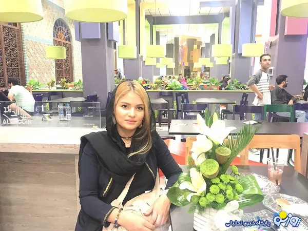 بانوی موتور سواری ایرانی در یک رستوران