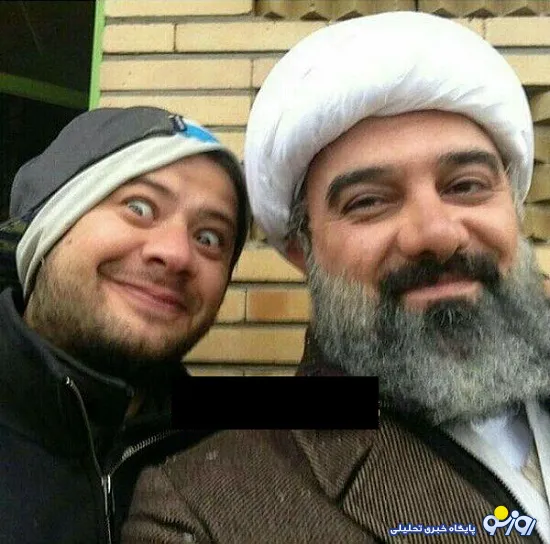 شکلک  علی صادقی پشت سر یک روحانی +عکس