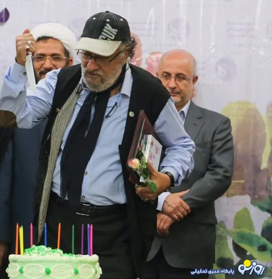 داریوش ارجمند در حال بریدن کیک تولدش +عکس