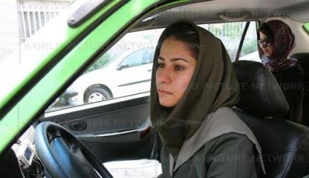 فرمان‌هایی که در دستان زنان می‌رقصد شاید گره‌ای از زندگی باز کند