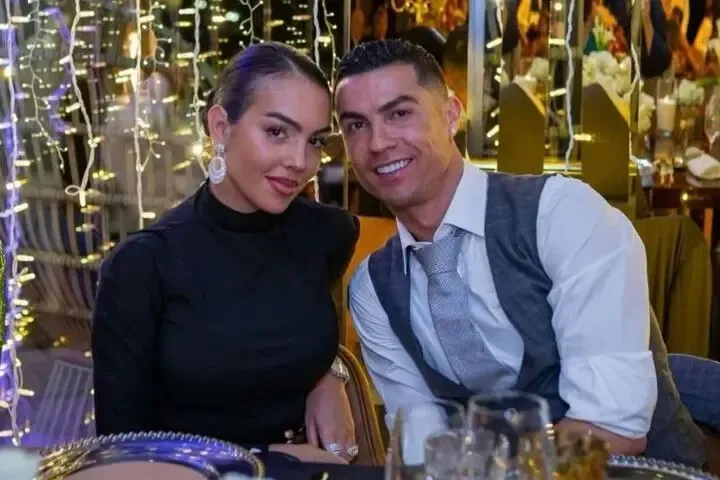 6346183