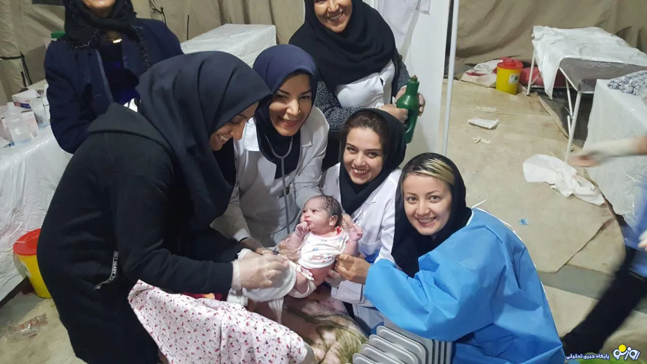 به دنیا آمدن نوزاد دختر در بیمارستان صحرایی سرپل ذهاب + عکس