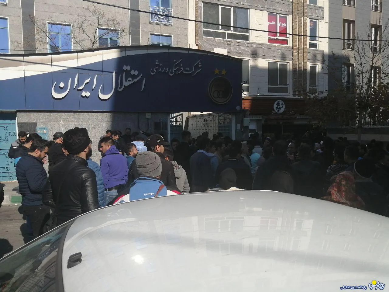 هواداران استقلال معاون این باشگاه را کتک زدند!