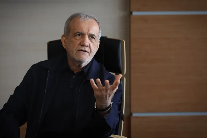 پزشکیان: رخداد‌های اجتماعی دی‌ماه سال گذشته قابل پیشگیری بود؛ بخش قابل توجهی از کسانی که در این رخداد‌ها حضور داشتند، با آسیب‌هایی همچون بیکاری، محرومیت درگیر بودند، اگر می‌توانستیم زمینه‌های شکل‌گیری این آسیب‌ها را شناسایی و مدیریت کنیم، بسیاری از این مسائل بروز نمی‌یافت