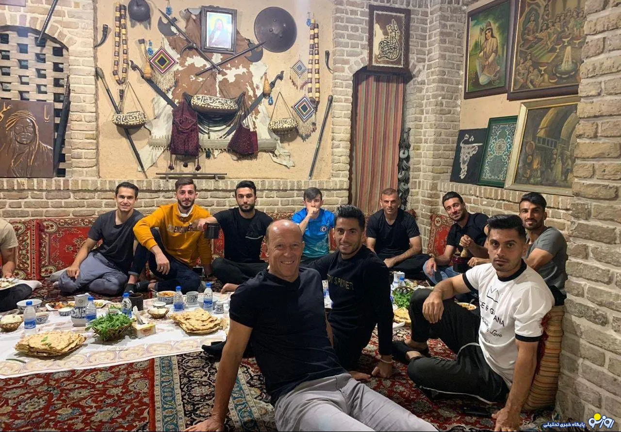 حضور بازیکنان پرسپولیس همراه با سرمربی در یک قهوه خانه سنتی ! +عکس
