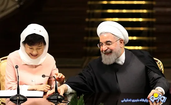 وقتی آقای روحانی میکروفون خانم رییس جمهور را درست می کند + عکس