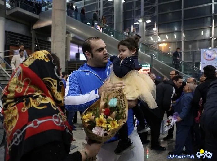 قهرمان ناکام ورزش ایران با فرزندش در فرودگاه +عکس