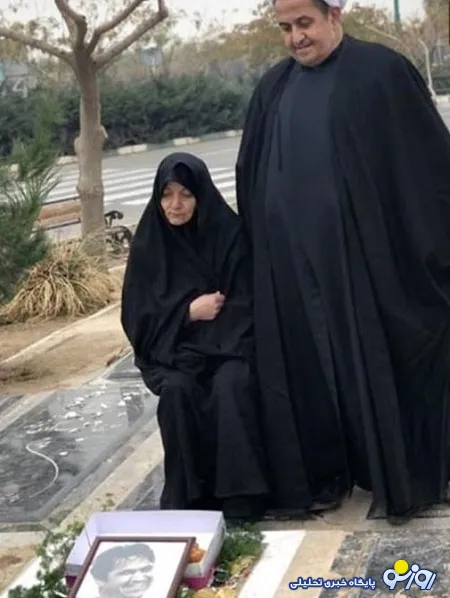 مادر و پدر روح الله زم سر مزار او/عکس